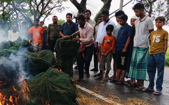নাটোরে জব্দকৃত চায়না দুয়ারি জাল ধ্বংস