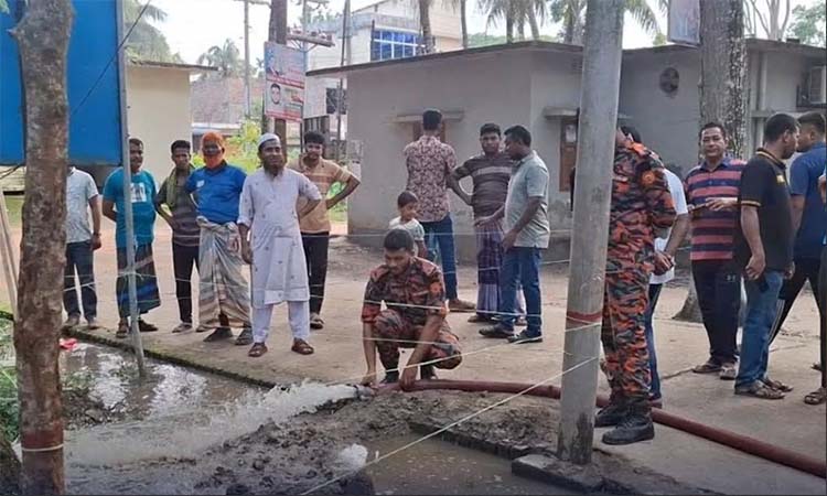 শরীয়তপুরে ৫০ ফুট জায়গার মাটিতে অতিরিক্ত তাপ, কারণ অনুসন্ধানে বিশেষজ্ঞরা