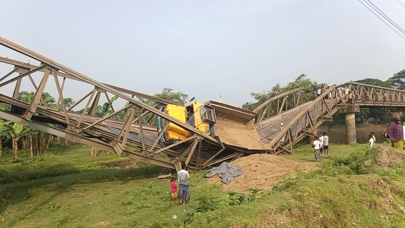 ধোবাউড়ায় ট্রাকের ভারে বেইলি ব্রিজ ধসে দুই পাড়ের যোগাযোগ বিচ্ছিন্ন