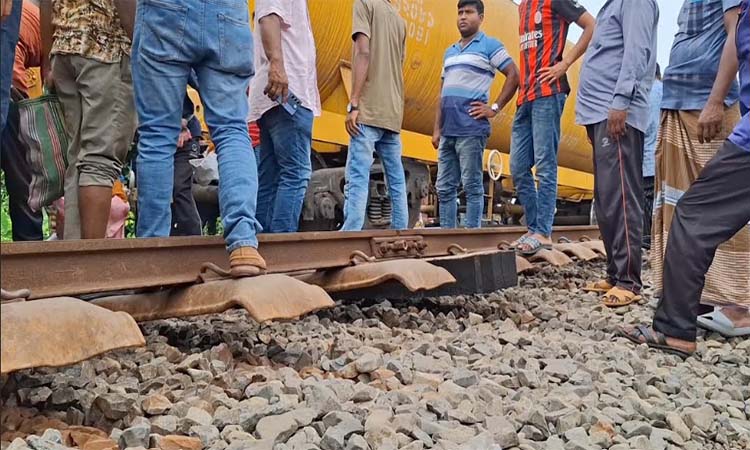 কোটচাঁদপুরে মালবাহী ট্রেন লাইনচ্যুত হয়ে খুলনা-উত্তরবঙ্গ রেল যোগাযোগ বন্ধ