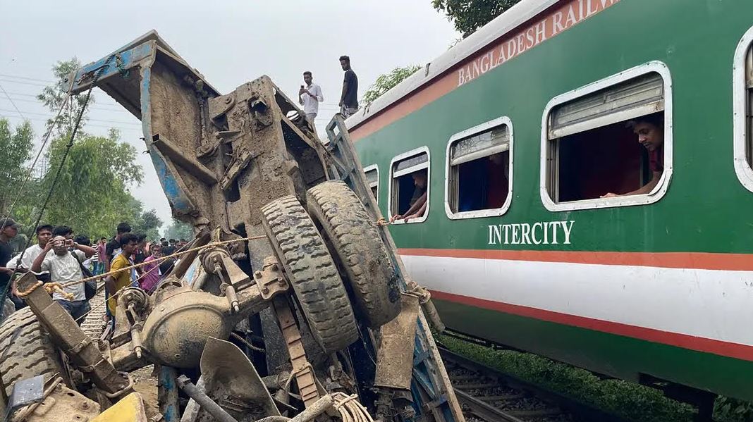 ট্রেনের সঙ্গে ট্রাকের সংঘর্ষ, দেড় ঘণ্টা পর চট্টগ্রামের সঙ্গে রেল যোগাযোগ স্বাভাবিক
