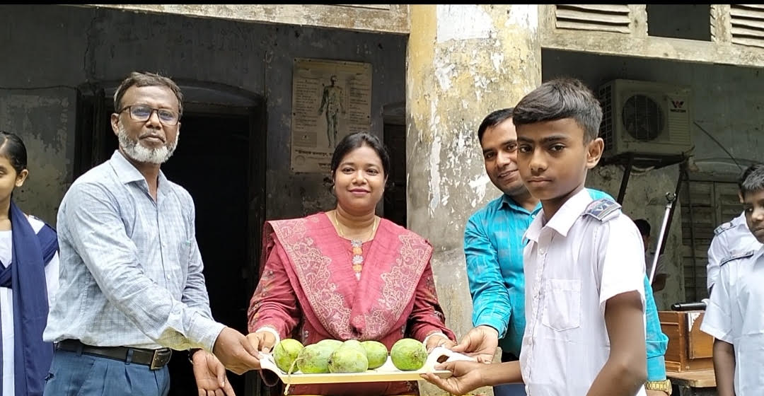 কোটচাঁদপুরে শিক্ষার্থীদের মাঝে আম বিতরণ