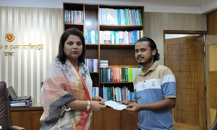 গুলিবিদ্ধ জুলাইযোদ্ধার সহায়তায় পাশে দাঁড়ালেন ঢাকার জেলা প্রশাসক