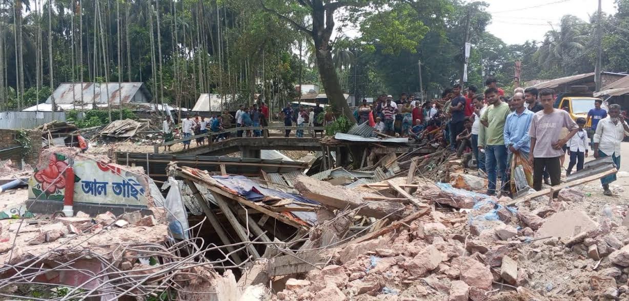 লক্ষ্মীপুরে ডাকাতিয়া সংযোগ খালের অবৈধ স্থাপনা উচ্ছেদ