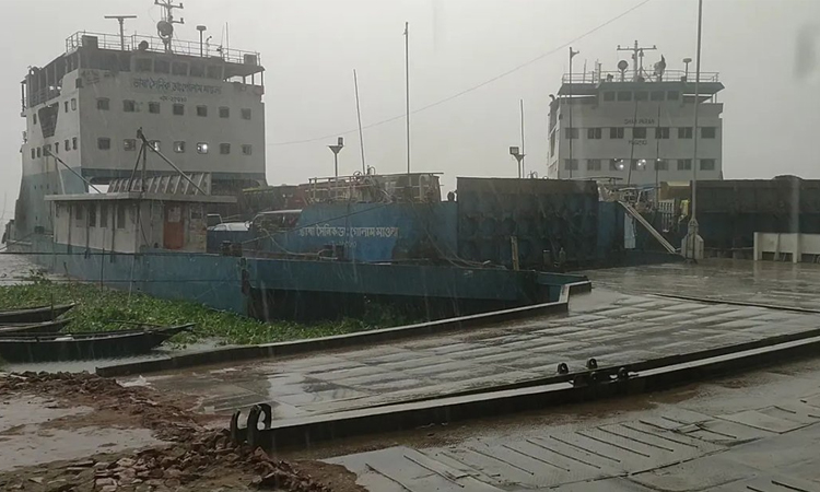 কালবৈশাখীর কারণে পাটুরিয়া-দৌলতদিয়া রুটে ফেরি চলাচল স্থগিত