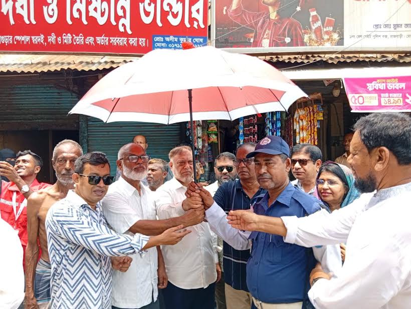 রাজবাড়ীতে রেড ক্রিসেন্টের ছাতা, হাতপাখা ও বিশুদ্ধ পানি বিতরণ 