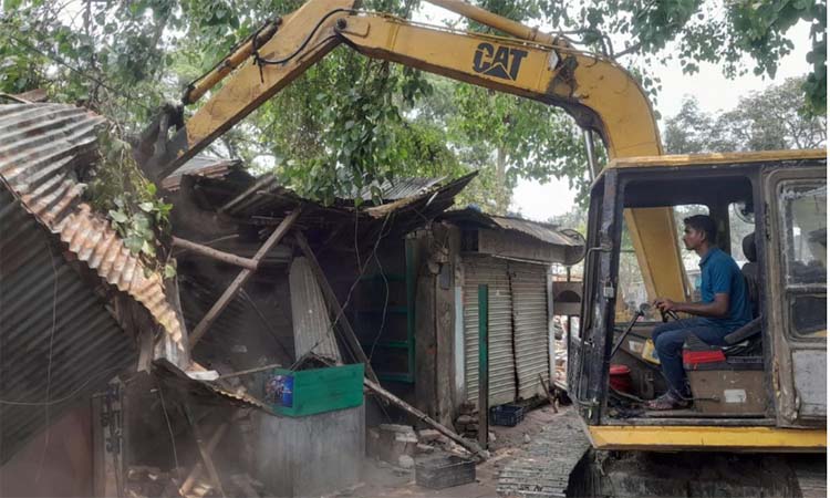 গাইবান্ধায় রেলের জমিতে গড়ে ওঠা অবৈধ প্রতিষ্ঠান উচ্ছেদ