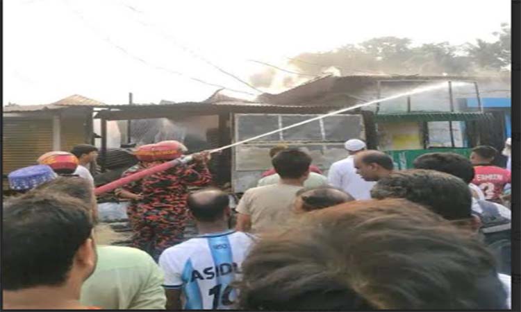 সিরাজগঞ্জে অগ্নিকাণ্ডে প্রায় ৪০ লাখ টাকার ক্ষয়ক্ষতি