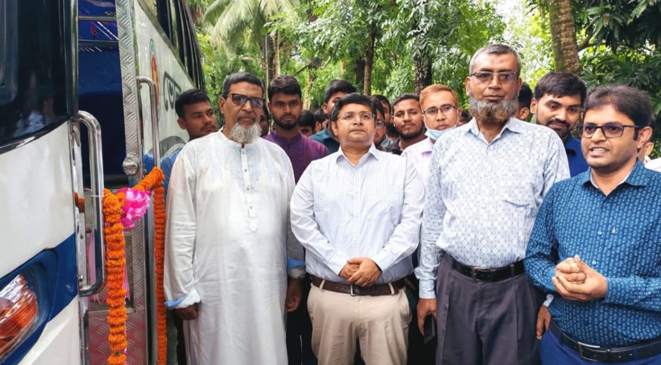ভোলা সরকারি কলেজের শিক্ষার্থীরা পেলেন নতুন বাস