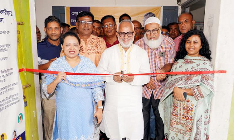 খুলনায় পরিবহন শ্রমিকদের চক্ষু পরীক্ষা ও চশমা প্রদান