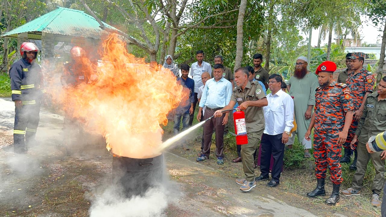 বাগেরহাটে অগ্নিনির্বাপণ বিষয়ক প্রশিক্ষণ অনুষ্ঠিত