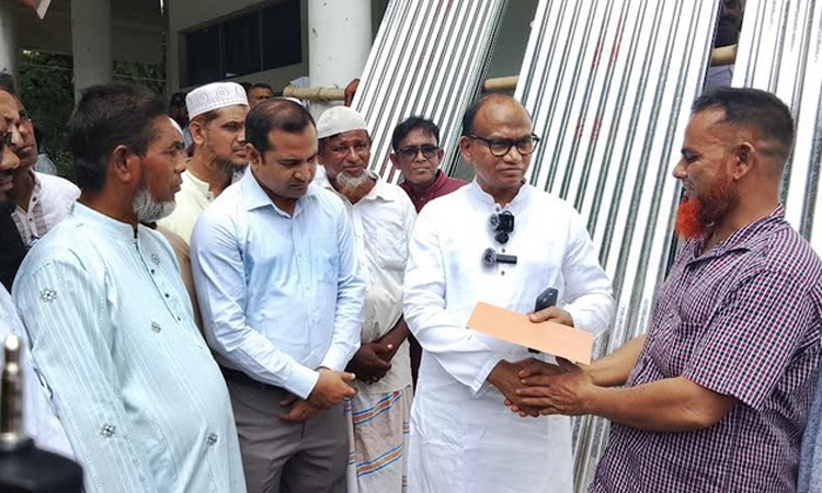 জাজিরায় দুঃস্থদের মাঝে ঢেউটিন বিতরণ