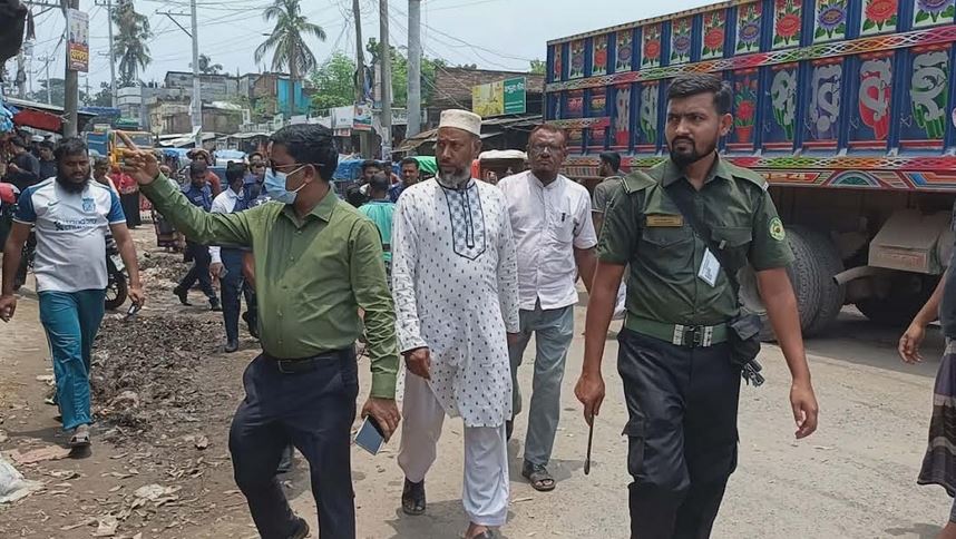 চাঁপাইনবাবগঞ্জে কানসাট আমবাজারে অবৈধ স্থাপনা উচ্ছেদ