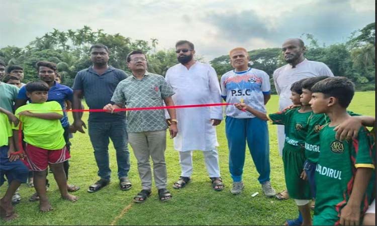 বাগেরহাট কররী-ক্ষুদ্রচাকশ্রী মাঠে ফুটবল টুর্নামেন্টের উদ্বোধন 