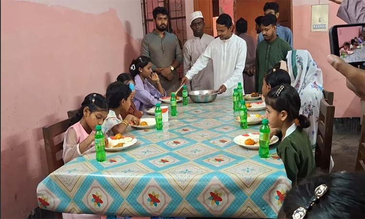 বাগেরহাটে সুবিধাবঞ্চিত এতিমদের পাশে ‘ওদের হাসি’ পরিবার