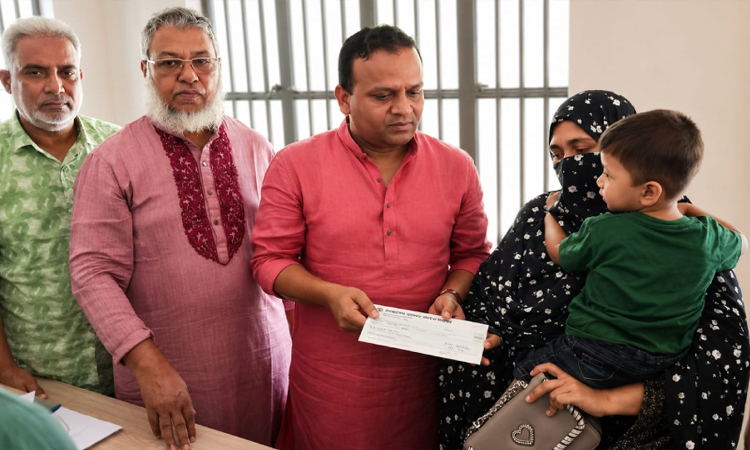 সদরঘাটে লঞ্চ দুর্ঘটনায় নিহতদের পরিবারকে আর্থিক সহায়তা প্রদান