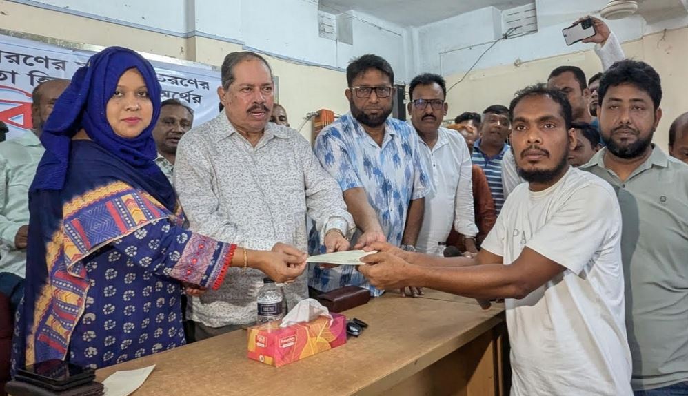 দুস্থ মানুষের মাঝে সহায়তার চেক বিতরণ 