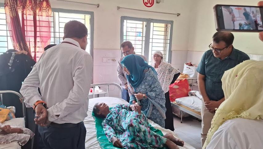 নরসিংদীতে প্রশাসনের হস্তক্ষেপে আশ্রয় মিলল নাম-পরিচয়হীন বৃদ্ধার 