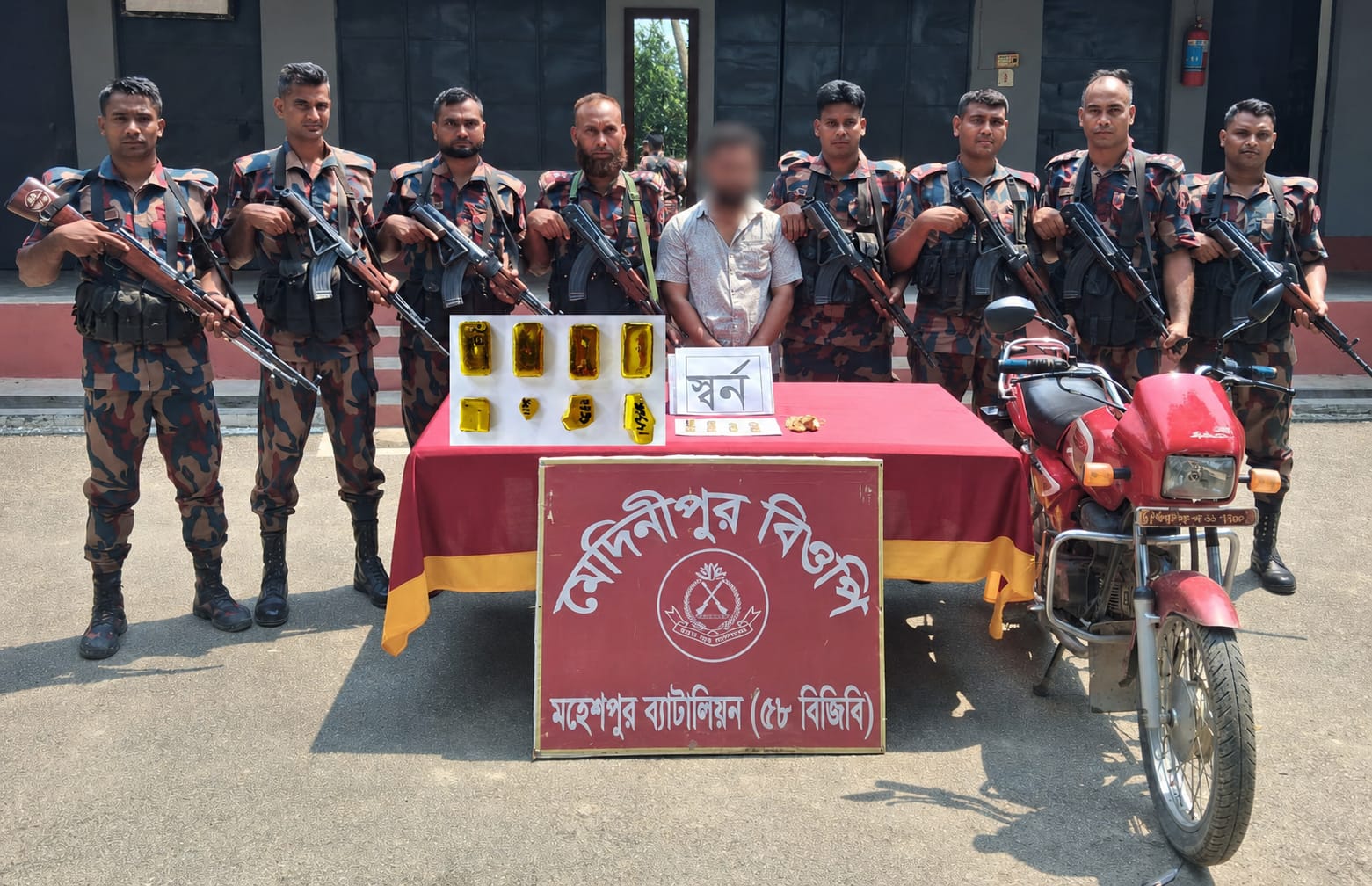 চুয়াডাঙ্গায় ৮টি স্বর্ণের বারসহ চোরাকারবারি আটক