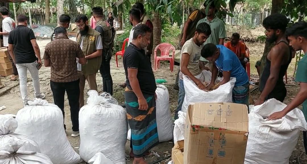 বাগেরহাটে বিপুল পরিমাণ সন্দেহভাজন নকল ডার্বি সিগারেট উদ্ধার