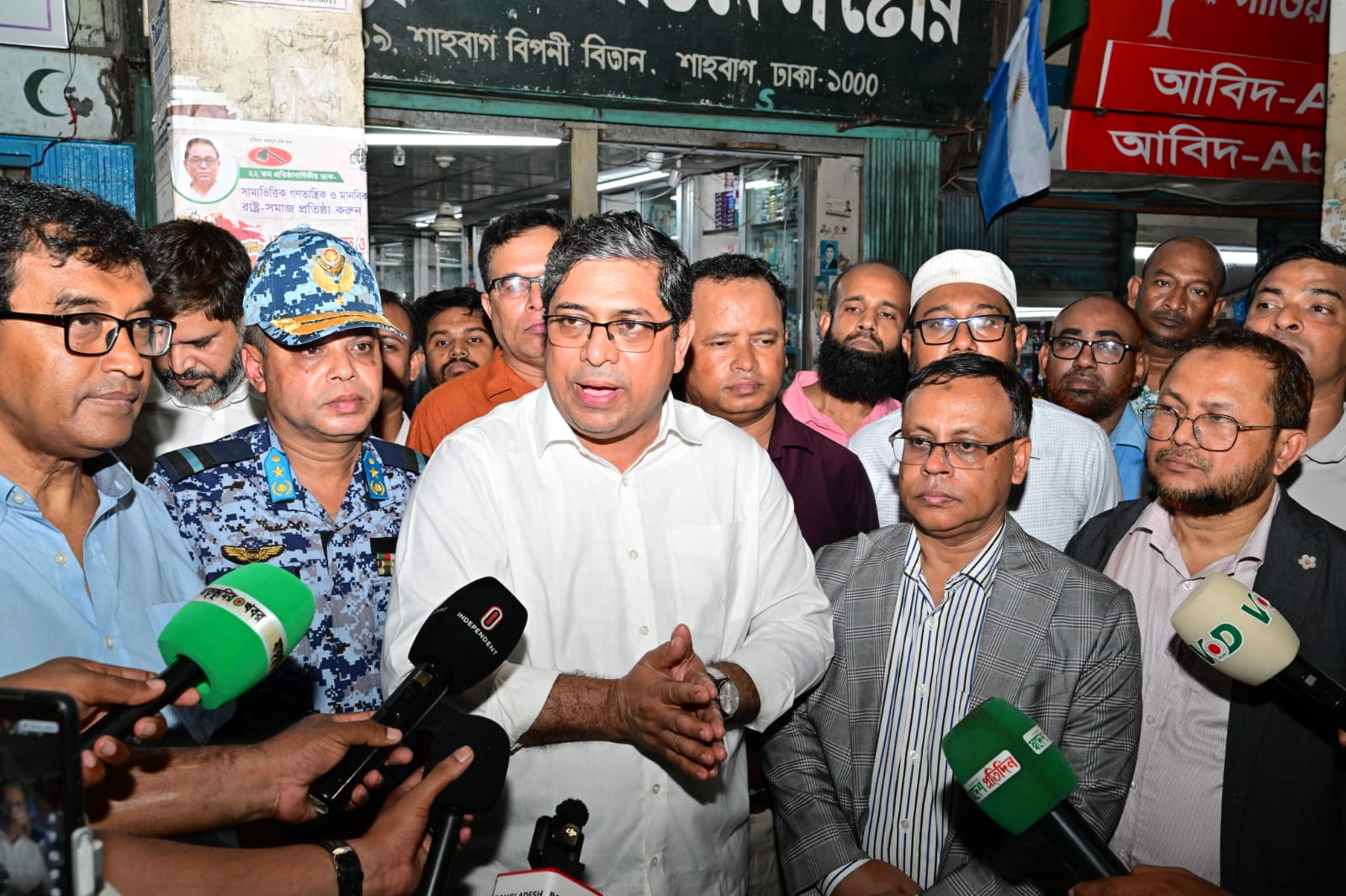 যত্রতত্র ময়লা ফেলা বন্ধে শাহবাগে ঝটিকা অভিযান, জরিমানা
