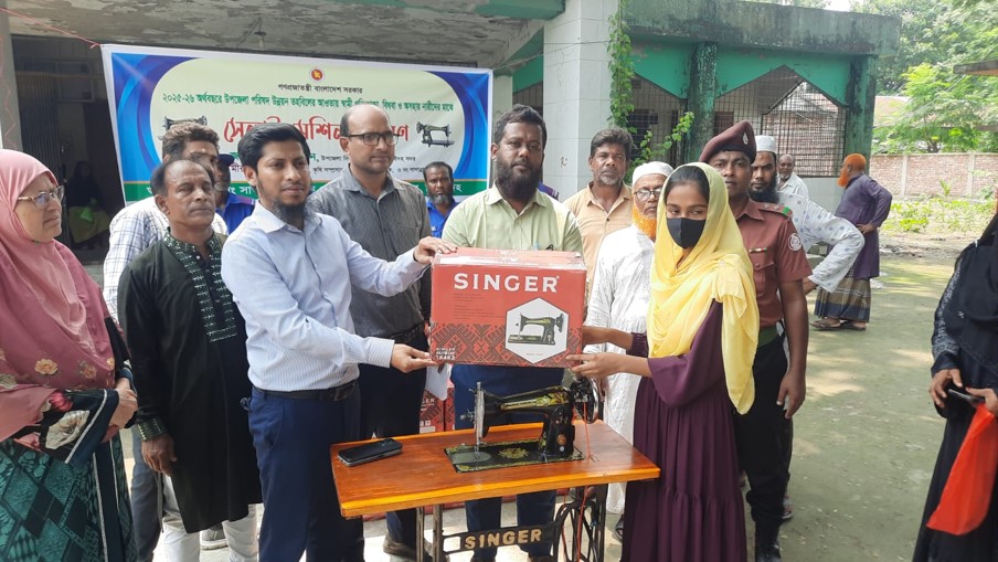 ঝিনাইদহে অসহায় নারীদের মধ্যে সেলাই মেশিন বিতরণ