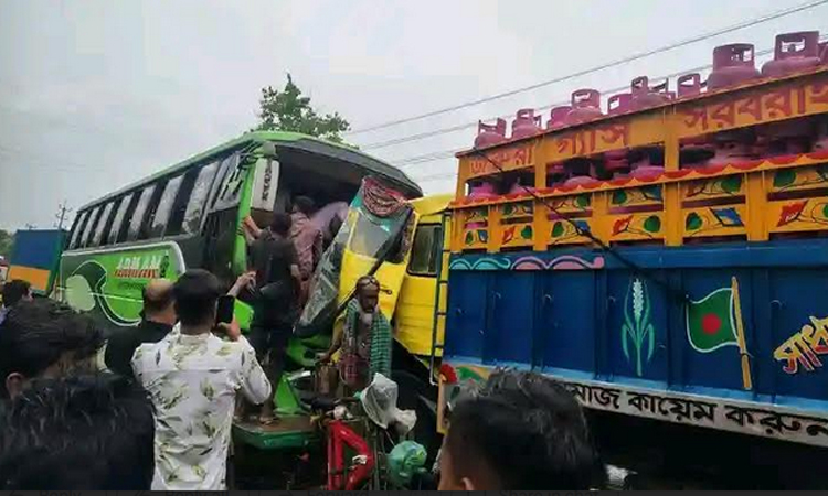 বাগেরহাটে বাস-ট্রাকের মুখোমুখি সংঘর্ষে ২০ যাত্রী আহত