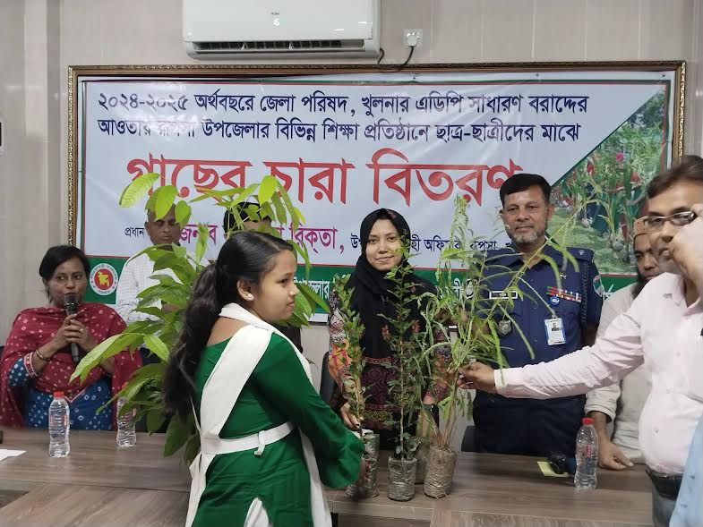 খুলনায় শিক্ষার্থীদের মধ্যে গাছের চারা বিতরণ