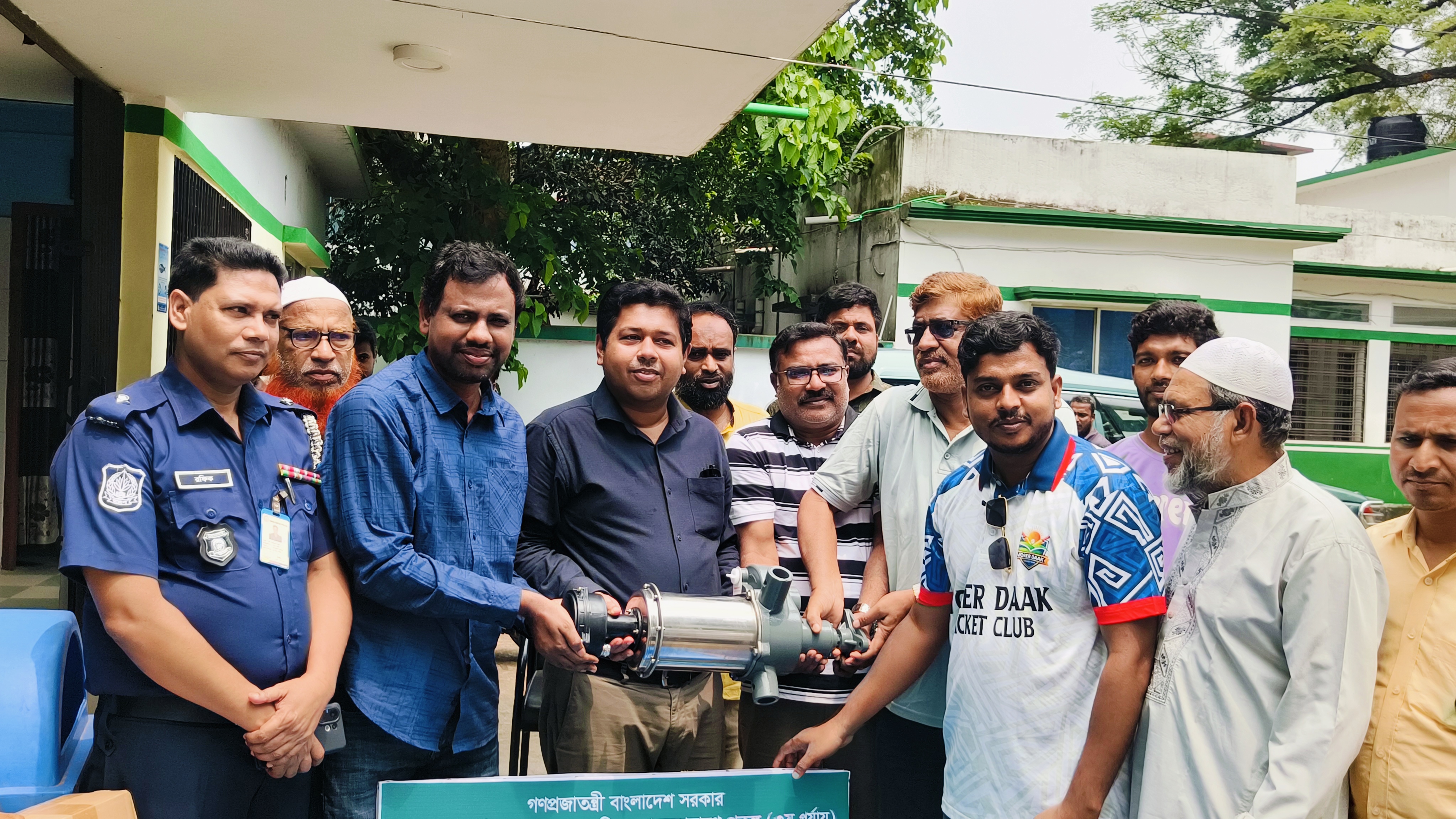 নাটোরে মৎস্যচাষীদের মধ্যে উপকরণ বিতরণ