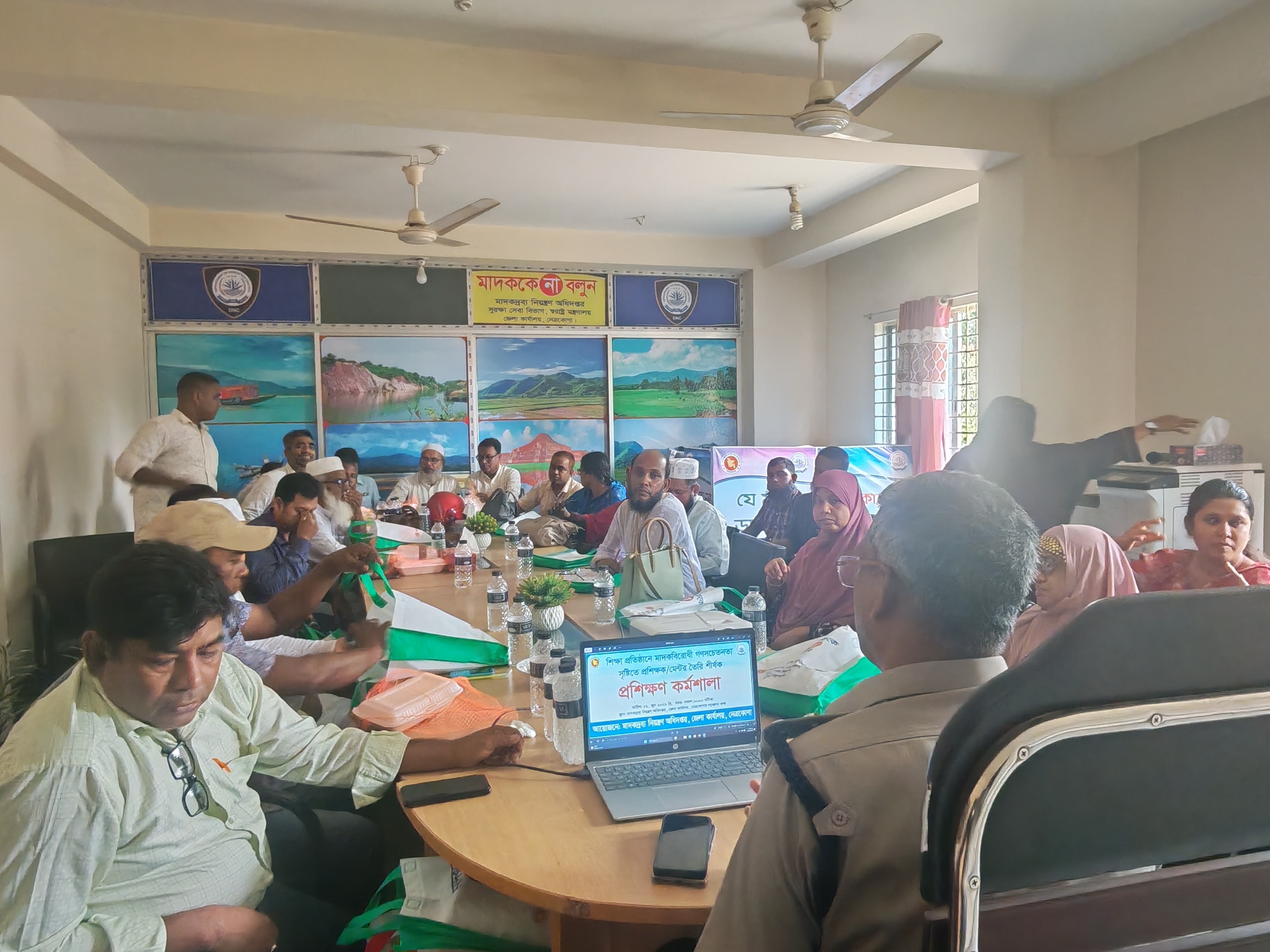 নেত্রকোণায় শিক্ষকদের দিনব্যাপী প্রশিক্ষণ কর্মশালা অনুষ্ঠিত