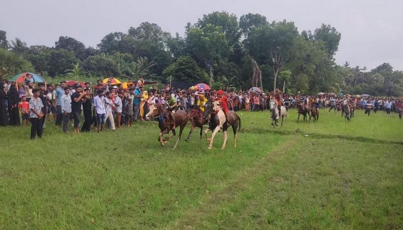 সাতক্ষীরার ঐতিহ্যবাহী ঘোড়দৌড় প্রতিযোগিতা অনুষ্ঠিত