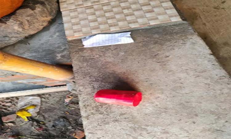 মেহেরপুরে চা স্টলের সামনে রহস্যজনক কৌটা ; এলাকায় আতঙ্ক