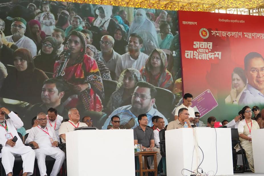 হাটহাজারীতে ফ্যামিলি কার্ড বিতরণ অনুষ্ঠানে প্রধানমন্ত্রীর প্রতি কৃতজ্ঞতা প্রকাশ ভূমি প্রতিমন্ত্রী’র