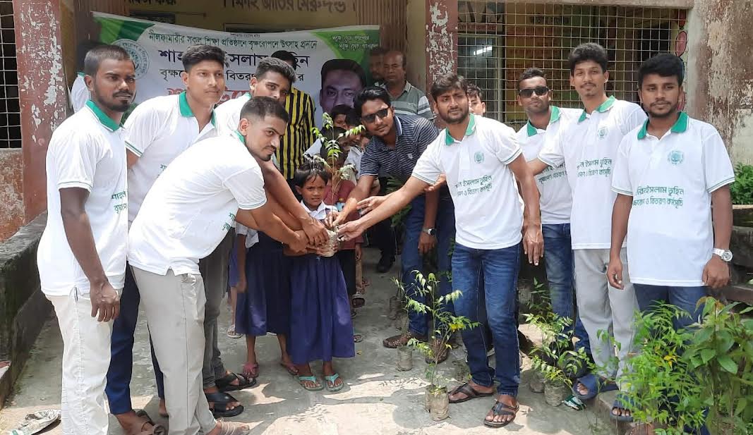 নীলফামারীতে ছাত্রদলের গাছের চারা বিতরণ