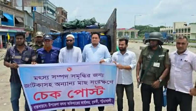 পটুয়াখালীতে জব্দকৃত চিংড়ির রেণুপোনা নদীতে অবমুক্ত  