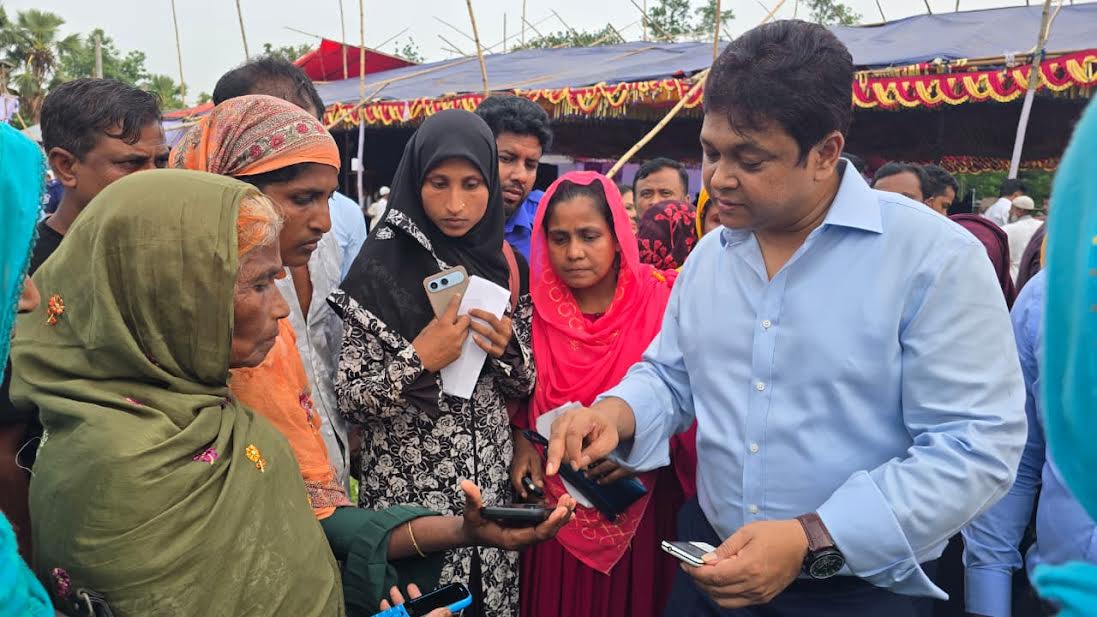 ফ্যামিলি কার্ডে খুশি গাজীপুরের বদনীভাঙ্গার নারীরা