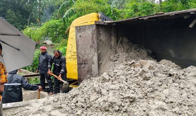 বালুভর্তি ট্রাক উল্টে কুড়িগ্রামের সাথে সারাদেশের ট্রেন চলাচল বন্ধ