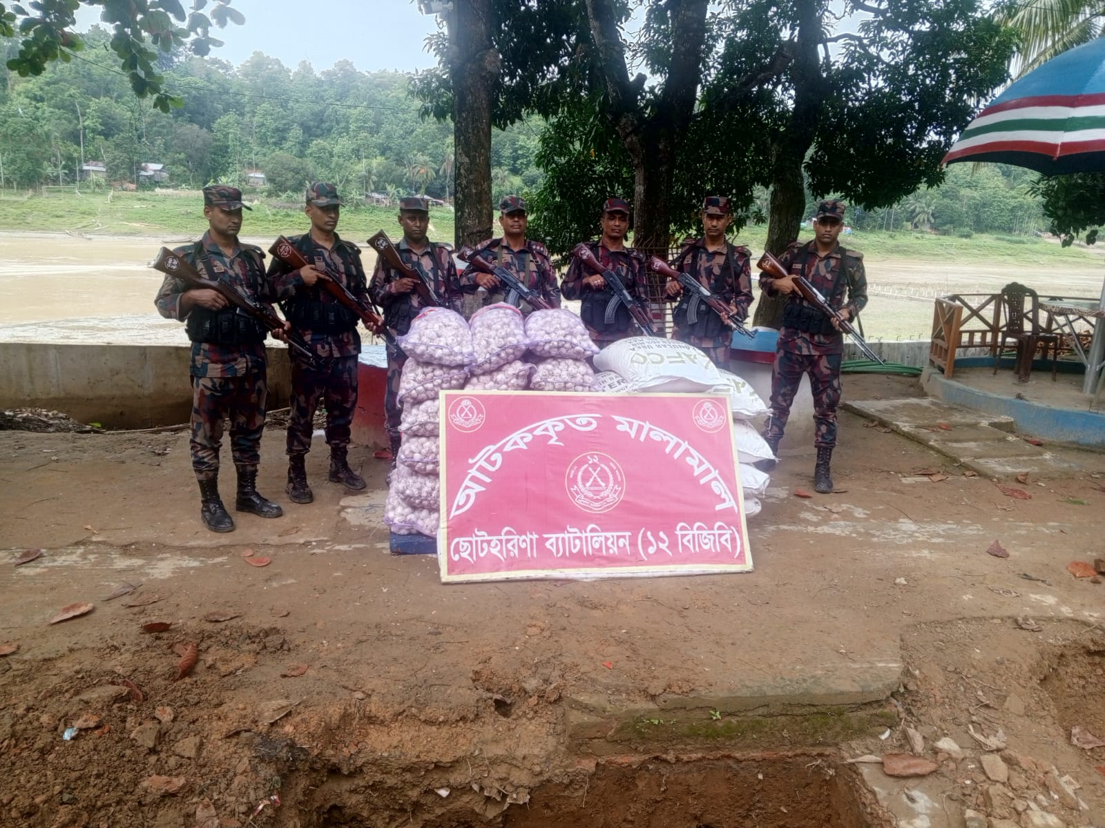 রাঙ্গামাটির বরকল সীমান্তে রসুন ও সার আটক