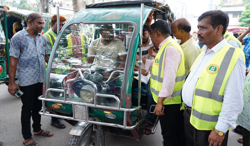 অটোরিকশার ভাড়া তদারকিতে মাঠে রাসিকের রাজস্ব বিভাগ