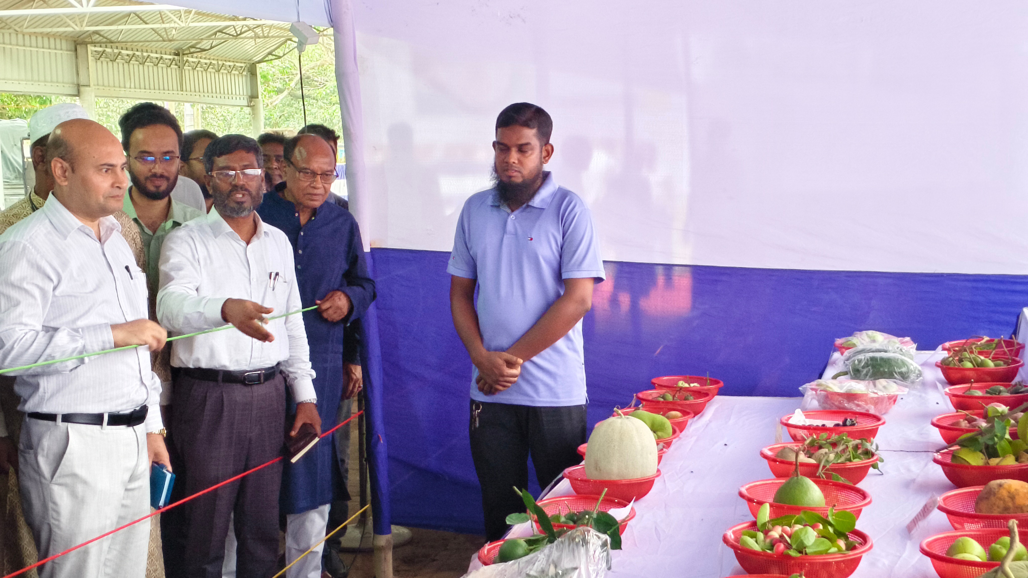 চাঁপাইনবাবগঞ্জে আম মেলার উদ্বোধন