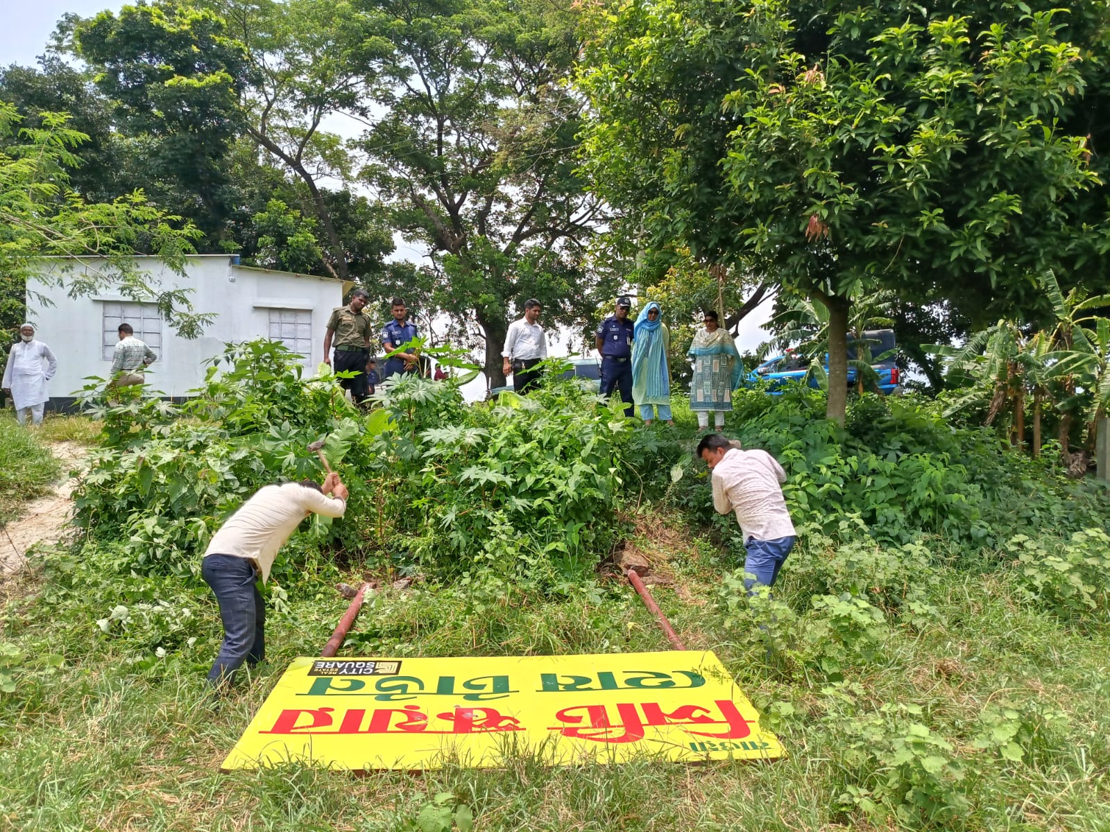 মুন্সীগঞ্জে অনুমোদনহীন আবাসন প্রকল্পের সাইনবোর্ড অপসারণ