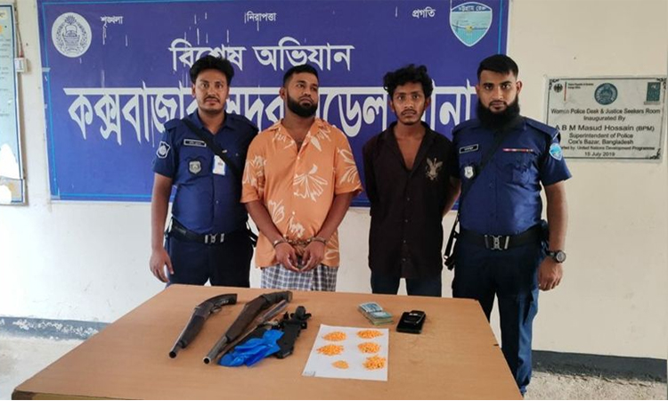কক্সবাজারে মাদক সেবিদের আস্তানায় অভিযান চালিয়ে ইয়াবা ও অস্ত্রসহ আটক ২