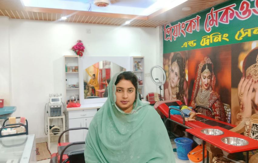 বিউটিফিকেশন ব্যবসায় শরীয়তপুরের সায়মা আক্তার স্বাবলম্বী