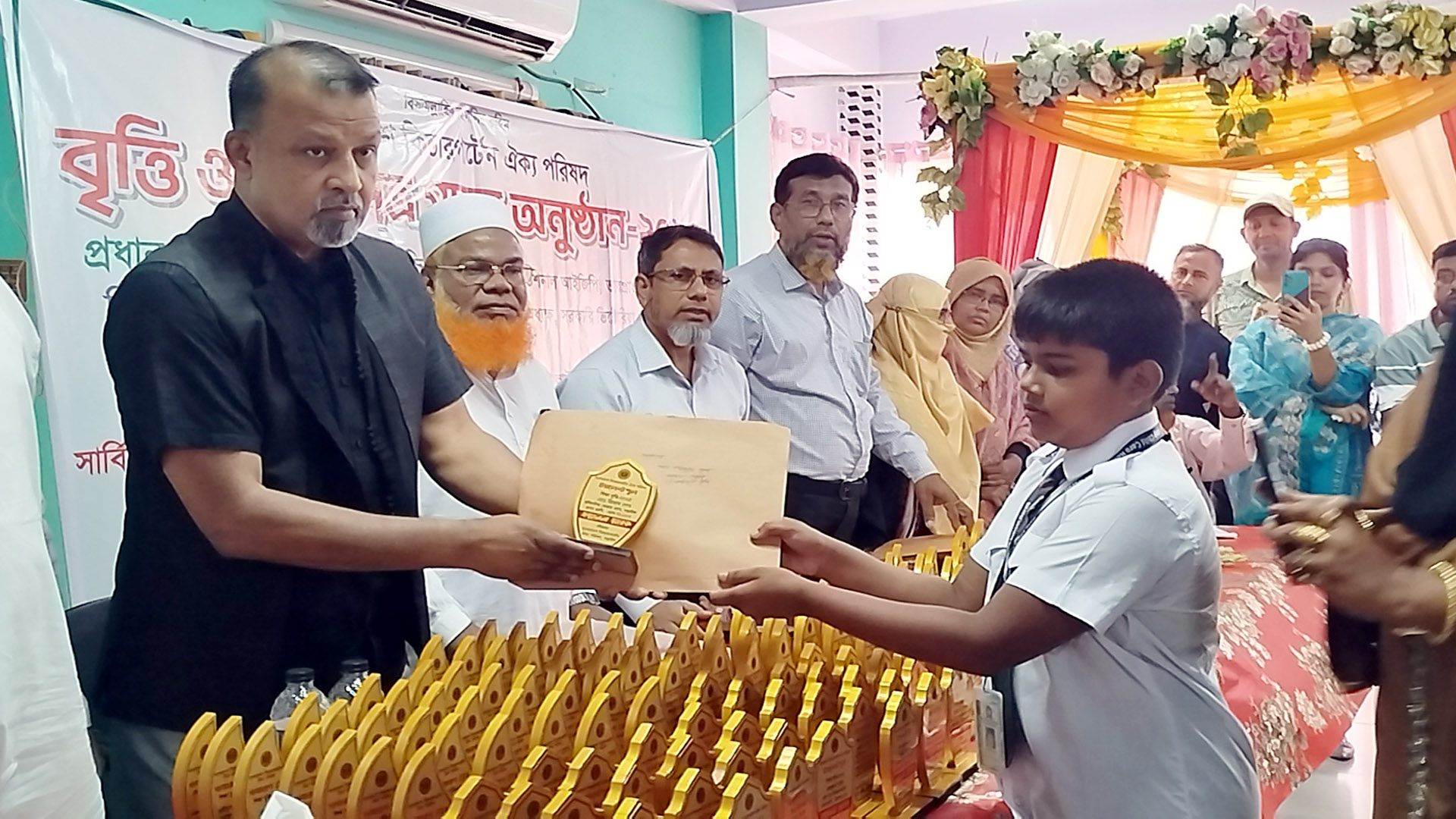 নড়াইলে কৃতি শিক্ষার্থীদের মাঝে মেধাবৃত্তি ও সনদপত্র প্রদান