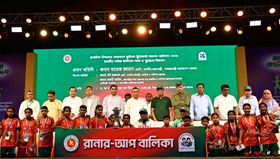প্রধানমন্ত্রীর হাত থেকে ট্রফি নেওয়া সাধারণ ঘটনা নয় : তথ্য প্রতিমন্ত্রী