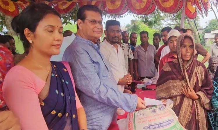 ডুমুরিয়ার গুচ্ছগ্রামের ক্ষতিগ্রস্তদের চাল ও আর্থিক সহায়তা প্রদান