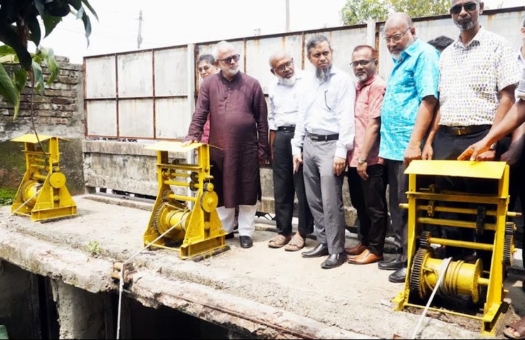 জোয়ারের পানি প্রবেশ বন্ধে স্লুইচগেট সংস্কার করা হচ্ছে : কেসিসি প্রশাসক
