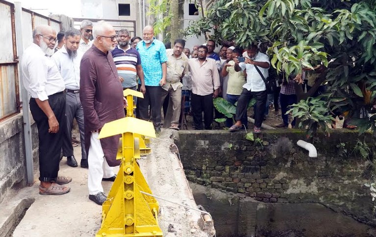 পাম্প হাউস স্থাপন না হওয়া পর্যন্ত স্লুইসগেট সংস্কার করা হচ্ছে : কেসিসি প্রশাসক