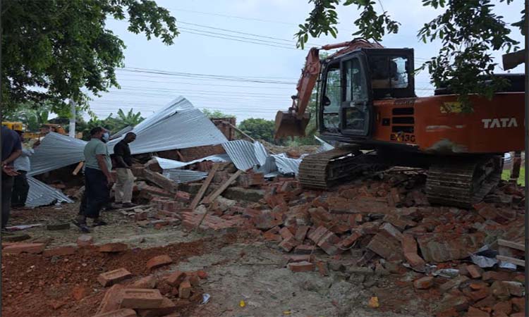 ফরিদপুরে উচ্ছেদ অভিযানে সওজ’র জমি উদ্ধার