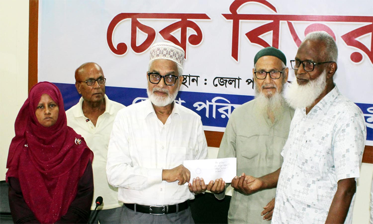 বীর মুক্তিযোদ্ধাদের মাঝে রাজশাহী জেলা পরিষদের চেক বিতরণ 